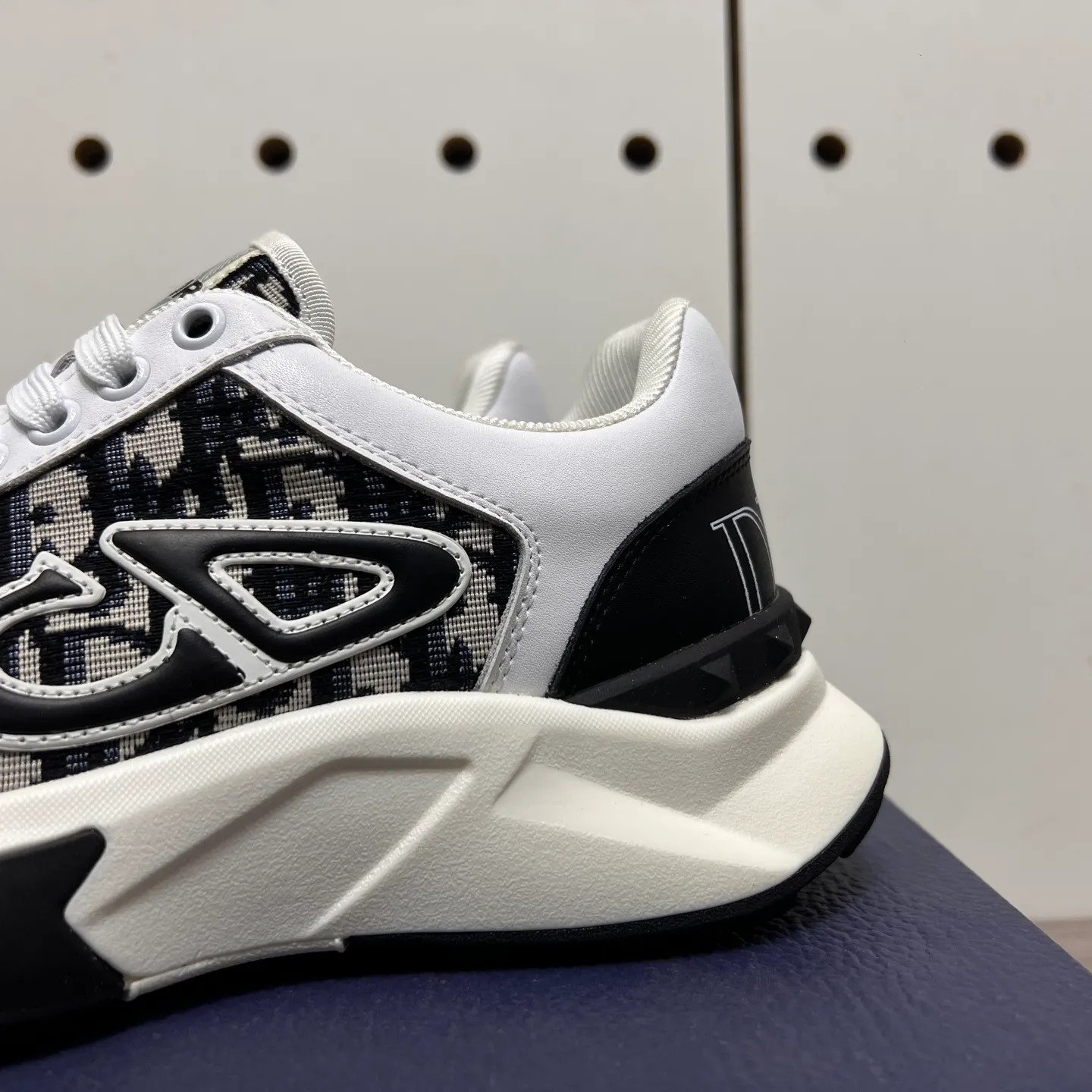 Factory price: 438💰Dior original quality.~ Unique modern style sneakers. 🏃A must-have casual shoe for trendy men😍😍 Imported cowhide fabric, sheepskin foot pads (refuse to discolor and grind feet) soles: Original soles specially provided by the original factory, French lazy style design ⚠️Fit to the feet, original quality, super comfortable original soles. Just like shooting the real thing 🎬The real thing is better, high-quality sneakers, size: 38-44 (45 and 46 can be customized)